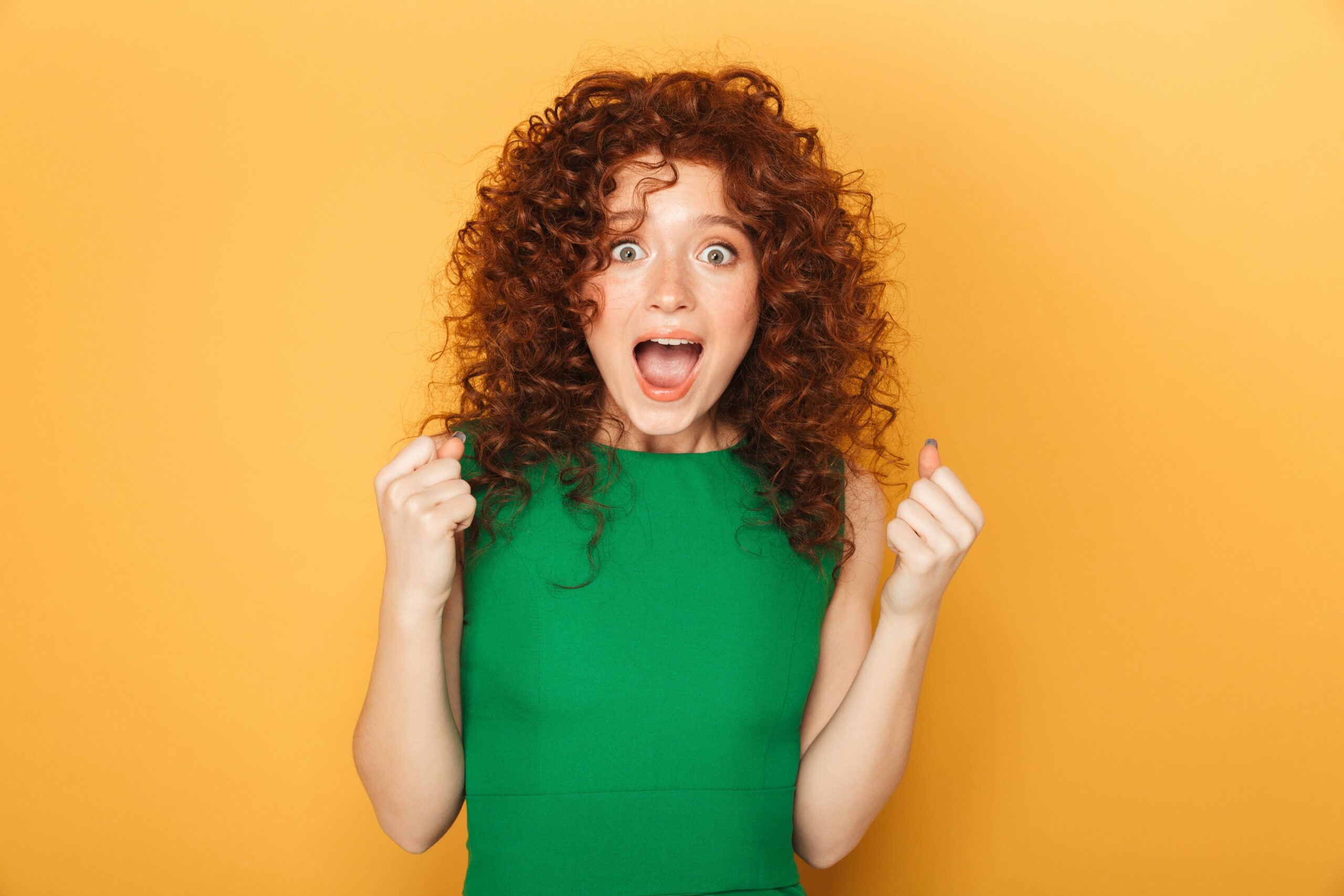 Kobieta podekscytowana - postanowienia noworoczne a dbanie o jelita