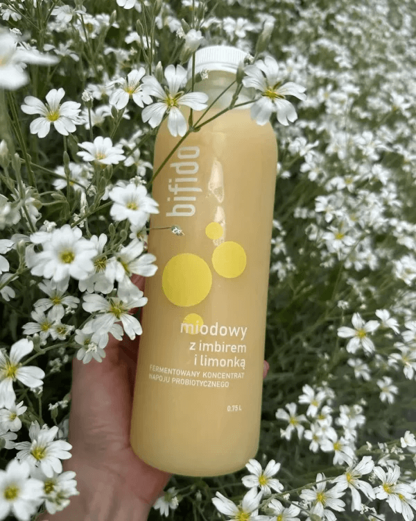 Butelka z naturalnym probiotykiem w napoju
